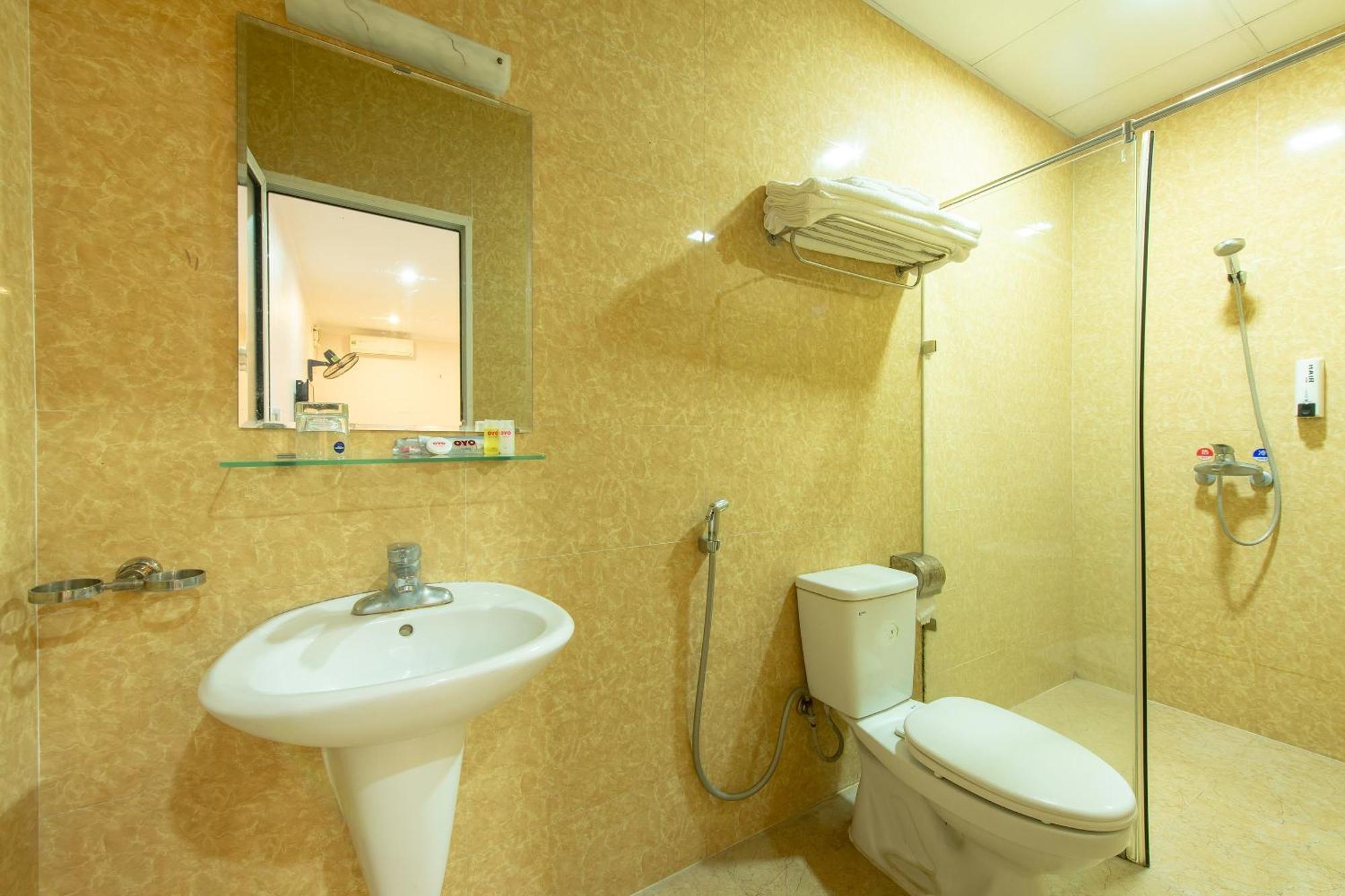 Capital O 417 Truong Son Hotel Hanoi Kültér fotó